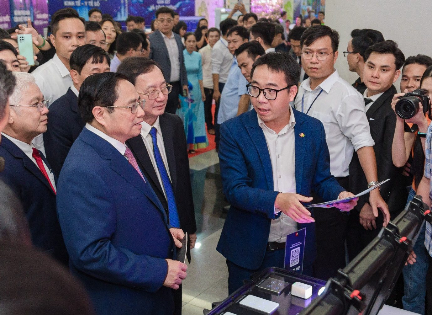 Thủ tướng Chính phủ Phạm Minh Chính; Bộ trưởng Bộ Khoa học và Công nghệ Huỳnh Thành Đạt cùng các lãnh đạo trải nghiệm công nghệ từ giải pháp FPT Booster tại Techfest