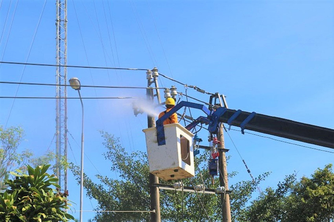 Công nhân thực hiện vệ sinh hotline TBA chuyên dùng của khách hàng nhân dịp tháng tri ân khách hàng năm 2022 Công nhân thực hiện vệ sinh hotline TBA chuyên dùng của khách hàng nhân dịp tháng tri ân khách hàng năm 2022