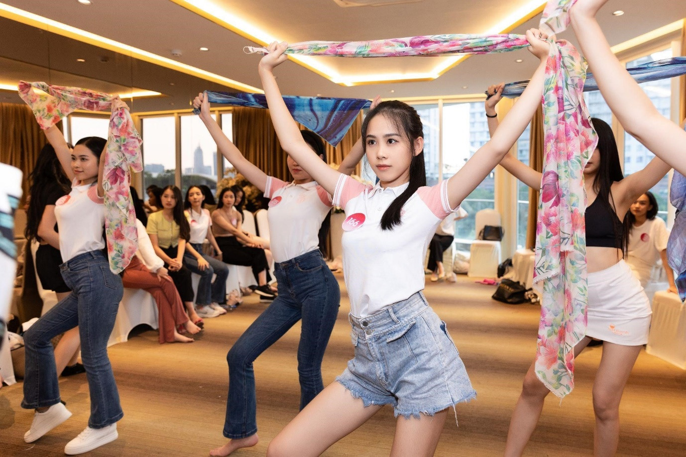 Á hậu 2 Lê Nguyễn Ngọc Hằng quyến rũ trong buổi tập luyện trước ngày chung kết toàn quốc Á hậu 2 Lê Nguyễn Ngọc Hằng quyến rũ trong buổi tập luyện trước ngày chung kết toàn quốc