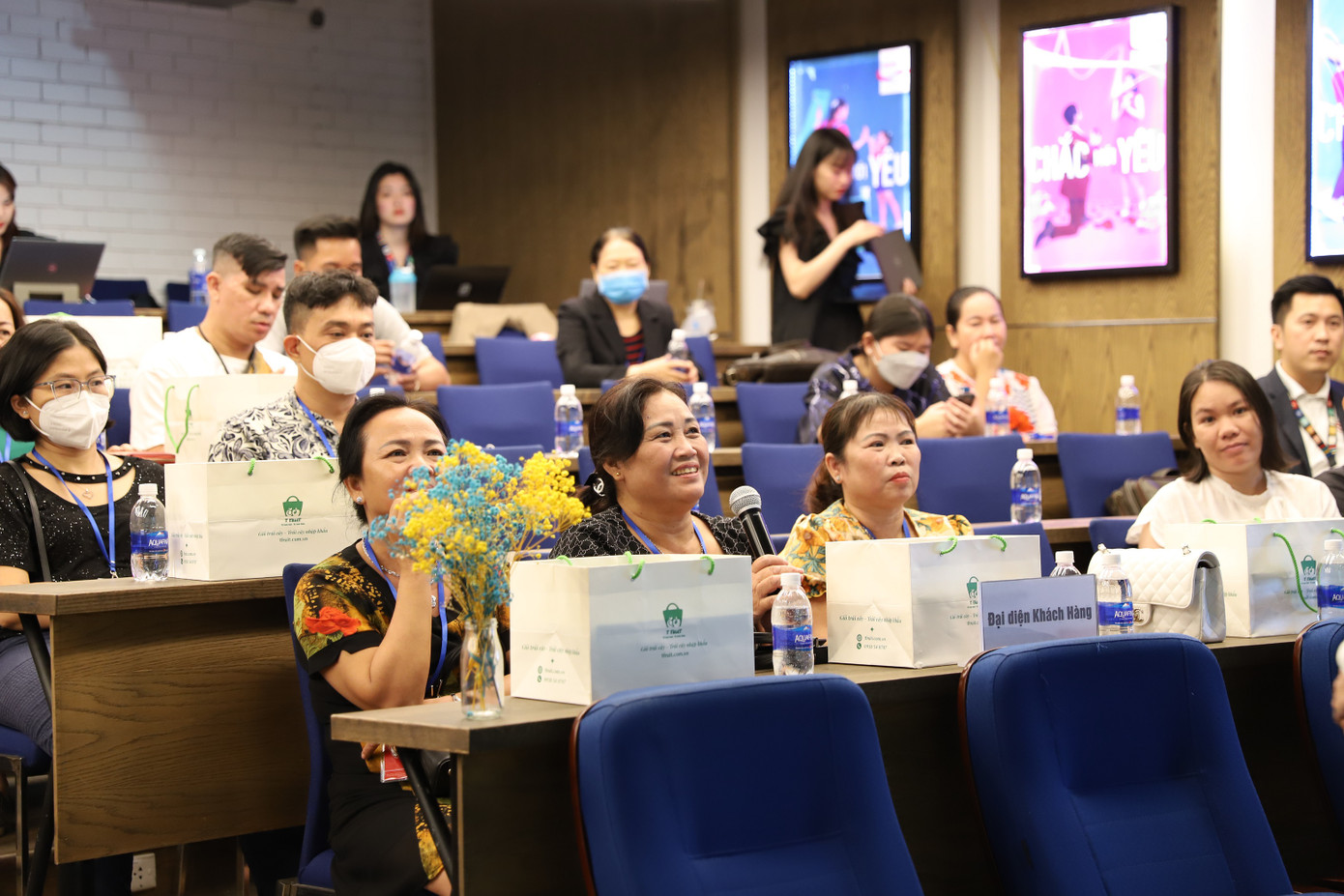 Đại diện khách hàng tham gia buổi lễ quay số trúng thưởng của Prudential