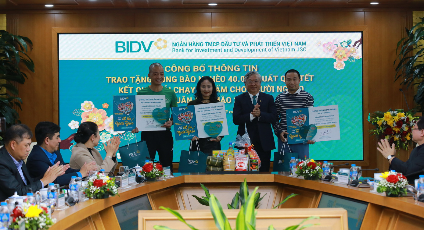 Lãnh đạo BIDV trao tặng các đội đạt thành tích cao trong Giải chạy BIDVRun - Tết ấm cho người nghèo 2023