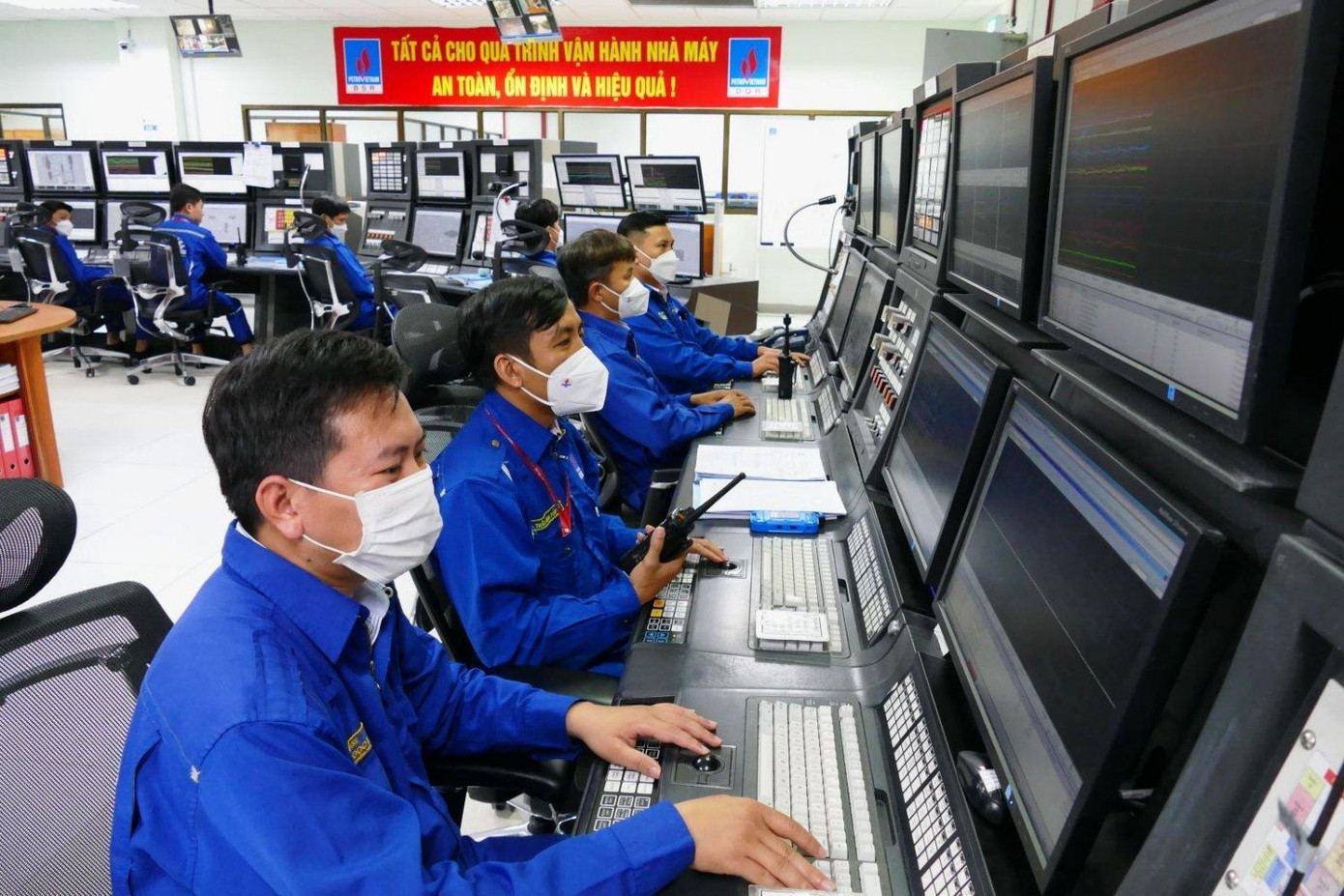 NMLD Dung Quất hoạt động ở mức 107% công suất thiết kế ngay trong bão số 4 để tăng cung ứng xăng dầu cho thị trường. NMLD Dung Quất hoạt động ở mức 107% công suất thiết kế ngay trong bão số 4 để tăng cung ứng xăng dầu cho thị trường.