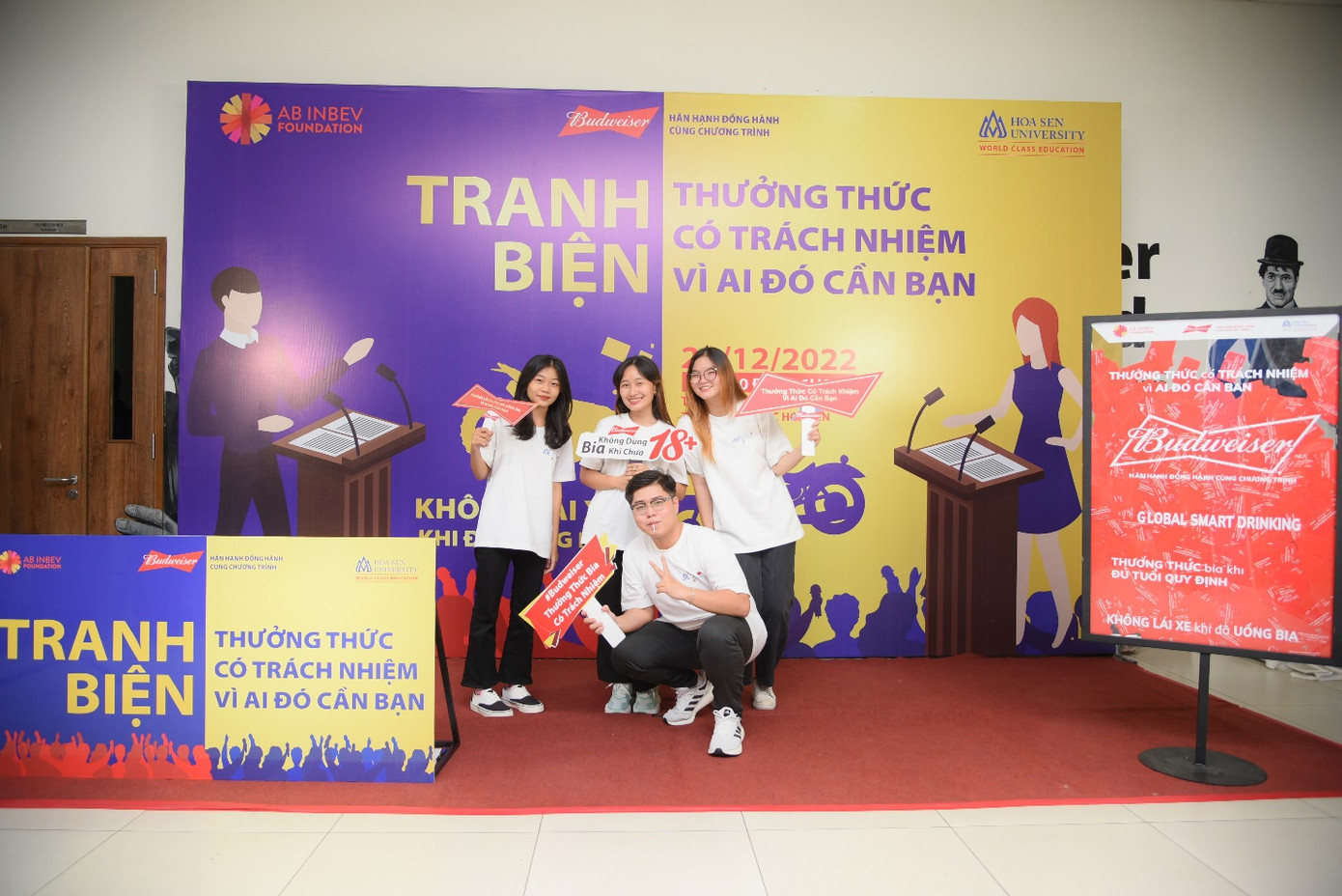 Các bạn sinh viên chụp hình hưởng ứng thông điệp “Thưởng Thức Có Trách Nhiệm Vì Ai Đó Cần Bạn”