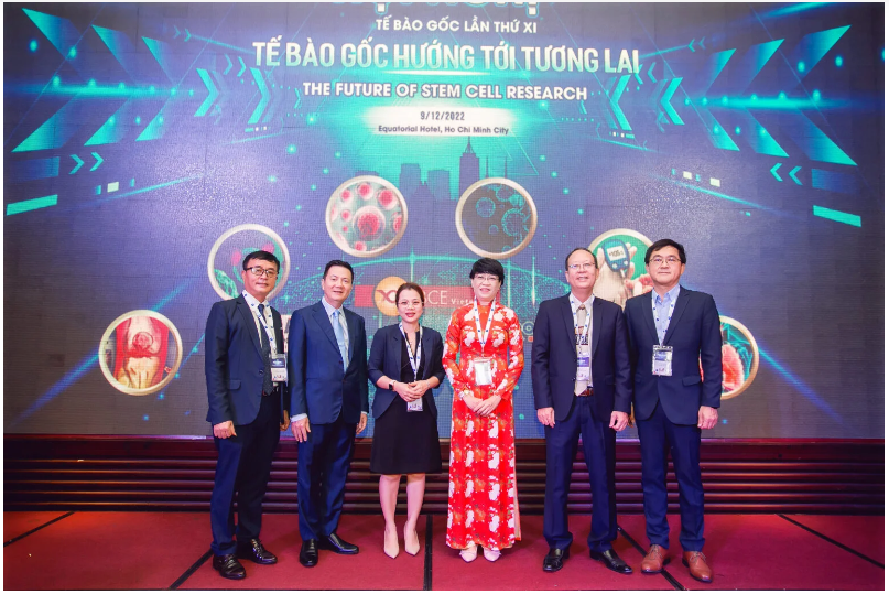 (Từ trái sang phải ) PGS.TS. Nguyễn Văn Thuận, Viện trưởng Viện chống lão hoá Phan Thanh Hào, PGS. TS Trương Hải Nhung, PGS.TS Trần Lê Bảo Hà, PGS.TS.BS Trần Công Toại, TS. Shiaw Min Hwang