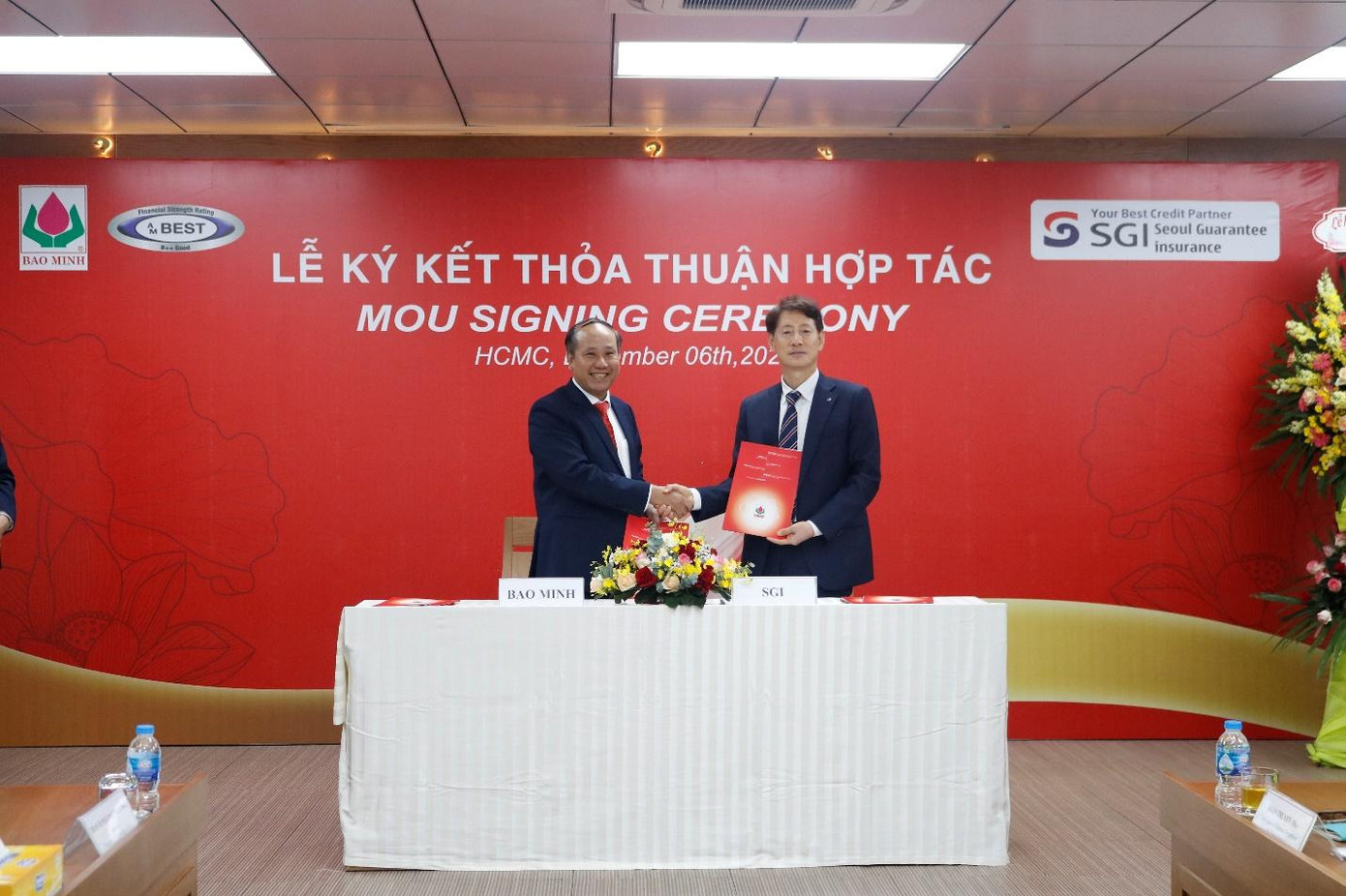 Ông Phạm Minh Tuân (Trái) cùng ông Hwang Eui Tak (Phải) ký kết thỏa thuận hợp tác