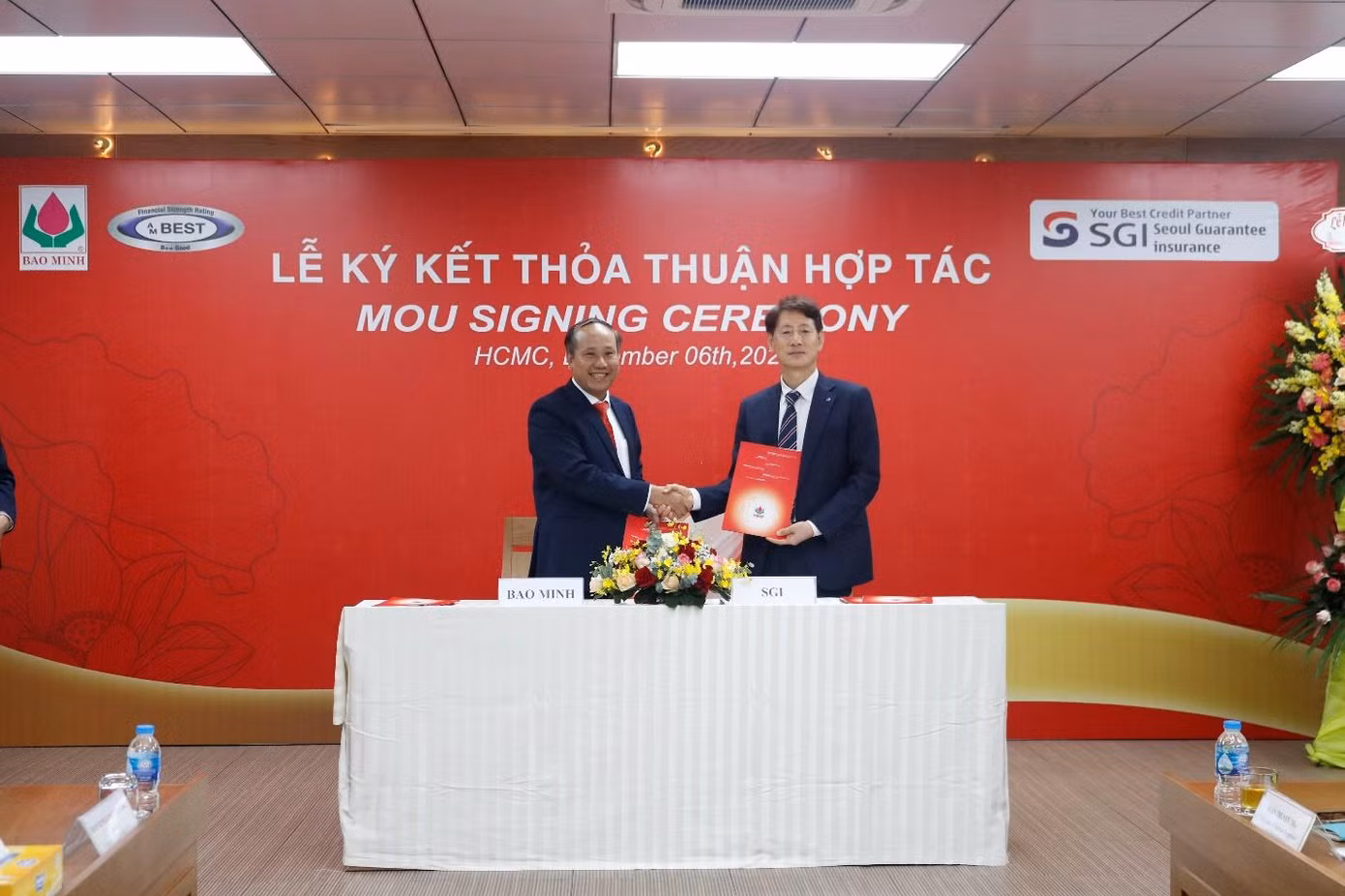 Ông Phạm Minh Tuân (Trái) cùng ông Hwang Eui Tak (Phải) ký kết thỏa thuận hợp tác