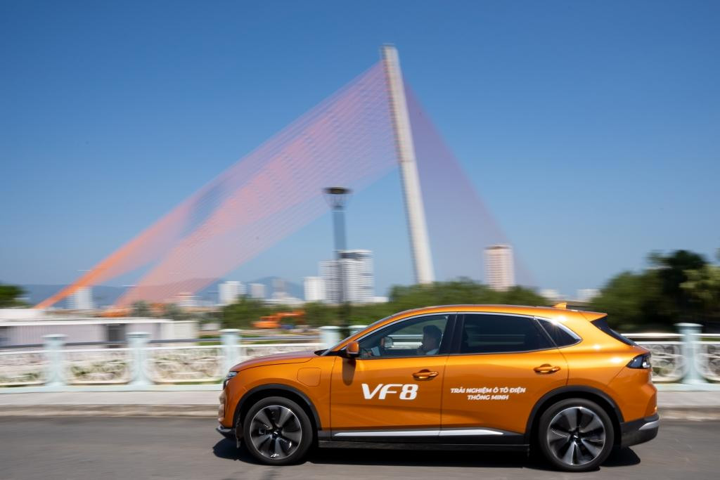Mẫu xe điện VF 8 của VinFast sở hữu nhiều trang bị và tính năng vượt trội so với các mẫu xe xăng cùng tầm giá. Mẫu xe điện VF 8 của VinFast sở hữu nhiều trang bị và tính năng vượt trội so với các mẫu xe xăng cùng tầm giá.
