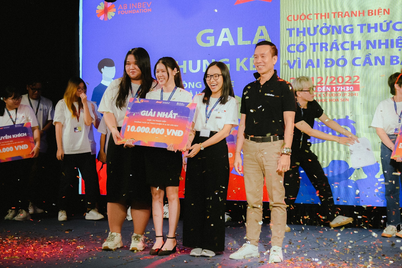 3 thành viên của đội The Big Fish trở thành đội thắng cuộc của cuộc thi tranh biện Thưởng thức có trách nhiệm do AB InBev và nhãn hàng Budweiser đồng hành.