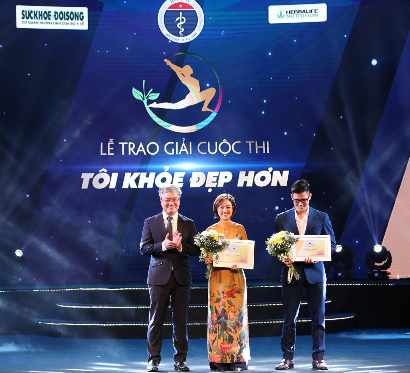 Nhà báo Trần Tuấn Linh - Tổng Biên tập Báo Sức khoẻ &amp; Đời sống trao Giải Nhì cho 2 ứng viên