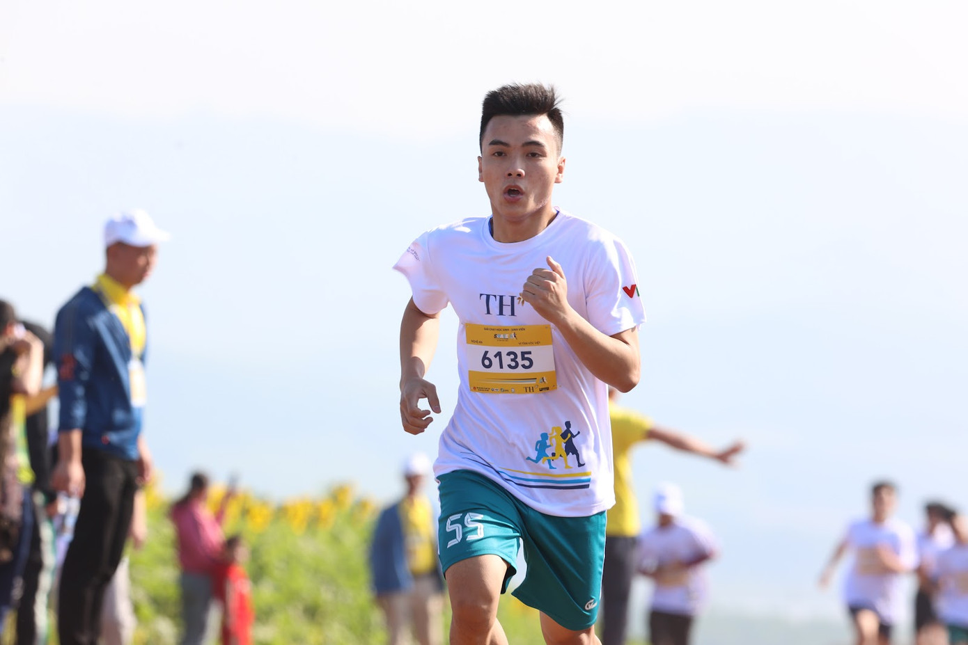 Thái Doãn Đạt tự tin sải bước trên đường chạy S-Race Nghệ An. Năm 2020, cậu bạn đã về thứ 7 ở hạng mục 3km nam sinh viên và trở thành quán quân của năm 2022