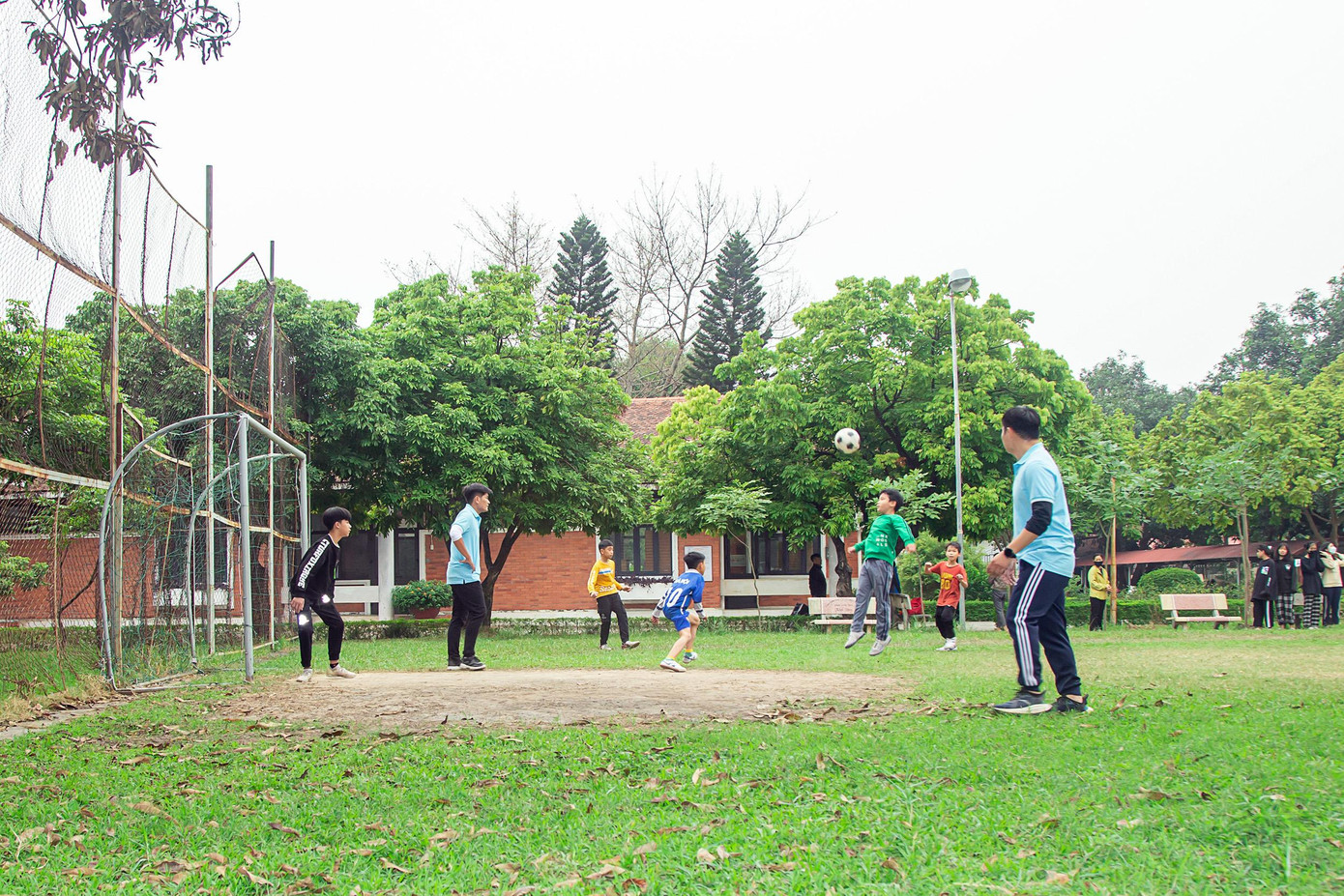 Đại diện Shinhan Life Việt Nam giao lưu bóng đá cùng Đội bóng Làng trẻ em SOS Hà Nội