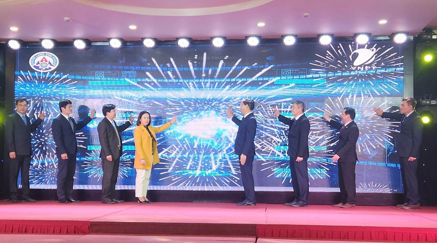 Khai trương hệ thống “Cổng thông tin du lịch thông minh và ứng dụng du lịch thông minh trên di động” -Ảnh: Duy Chiến Khai trương hệ thống “Cổng thông tin du lịch thông minh và ứng dụng du lịch thông minh trên di động” -Ảnh: Duy Chiến