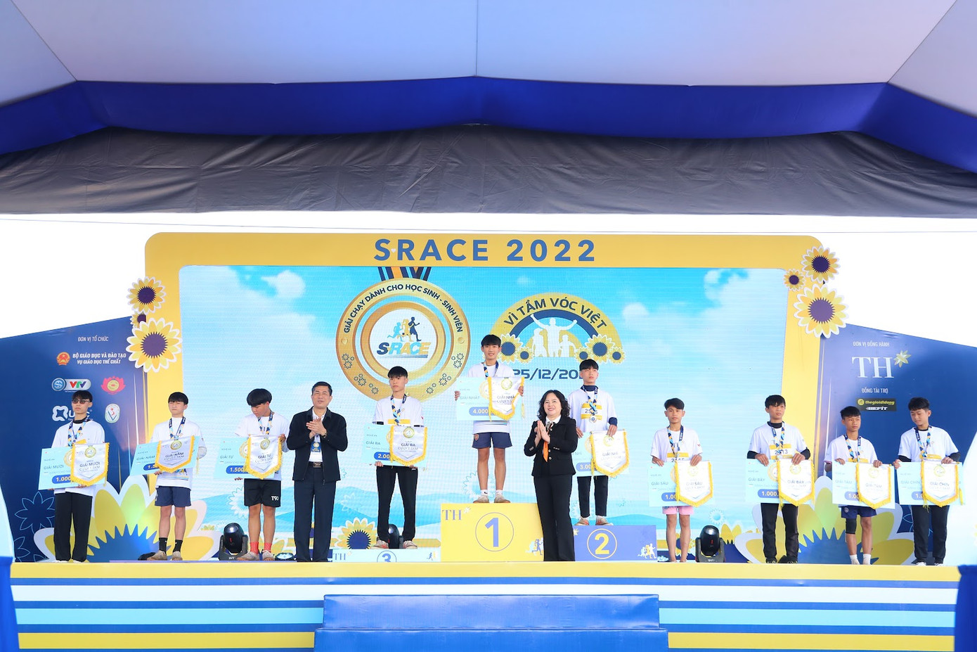 Ban tổ chức trao giải thưởng cho các vận động viên xuất sắc nhất S-Race 2022