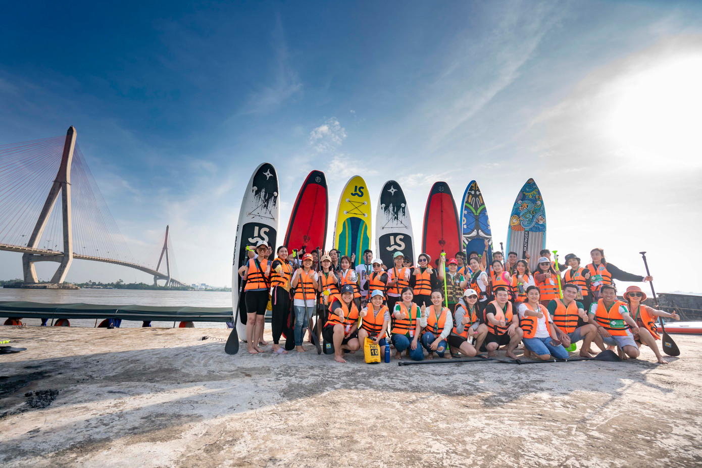 Các bạn trẻ được xóa cận và các bác sĩ Bệnh viện Mắt Sài Gòn - Cần Thơ cùng tham gia hoạt động trải nghiệm độc đáo trên sông Hậu.