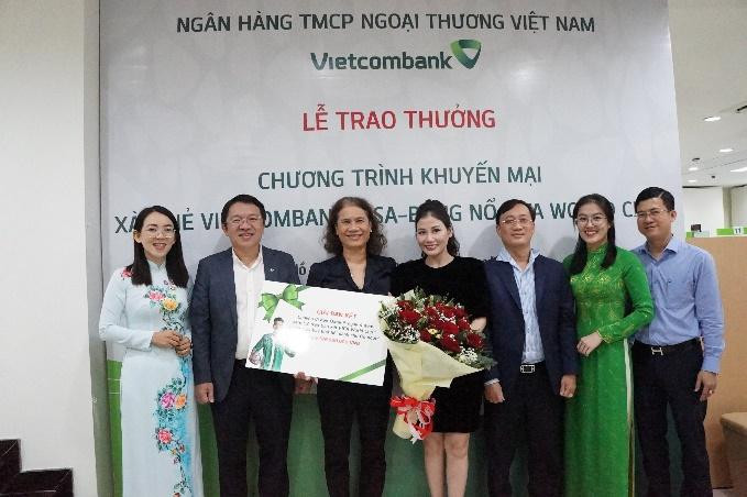 Đại diện Vietcombank trao tặng 04 giải thưởng của chương trình Bùng nổ FIFA World Cup cho chủ thẻ Vietcombank Visa hợp lệ