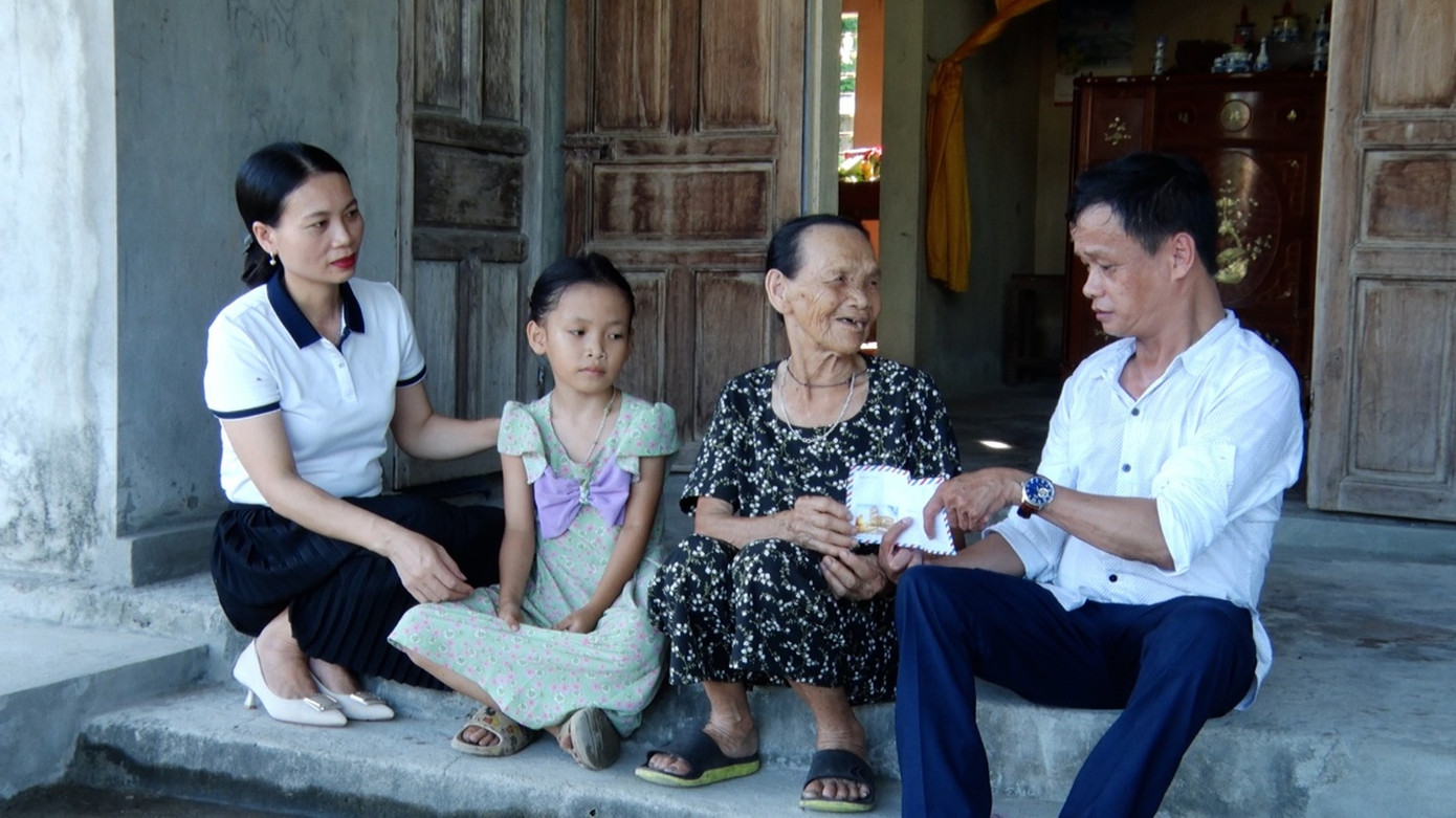 Anh Toán (bìa trái) trong một lần hoạt động thiện nguyện tại Quảng Bình. Ảnh: Nối trọn yêu thương. Anh Toán (bìa trái) trong một lần hoạt động thiện nguyện tại Quảng Bình. Ảnh: Nối trọn yêu thương.