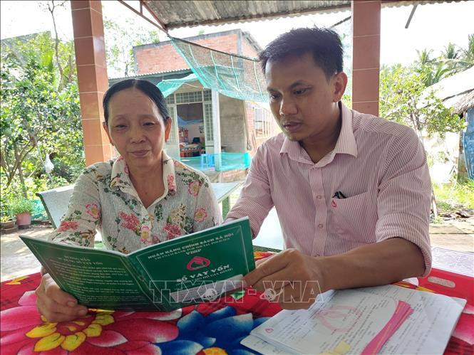 Cán bộ NHCSXH tư vấn các chương trình tín dụng ưu đãi cho người dân tỉnh Bến Tre Cán bộ NHCSXH tư vấn các chương trình tín dụng ưu đãi cho người dân tỉnh Bến Tre