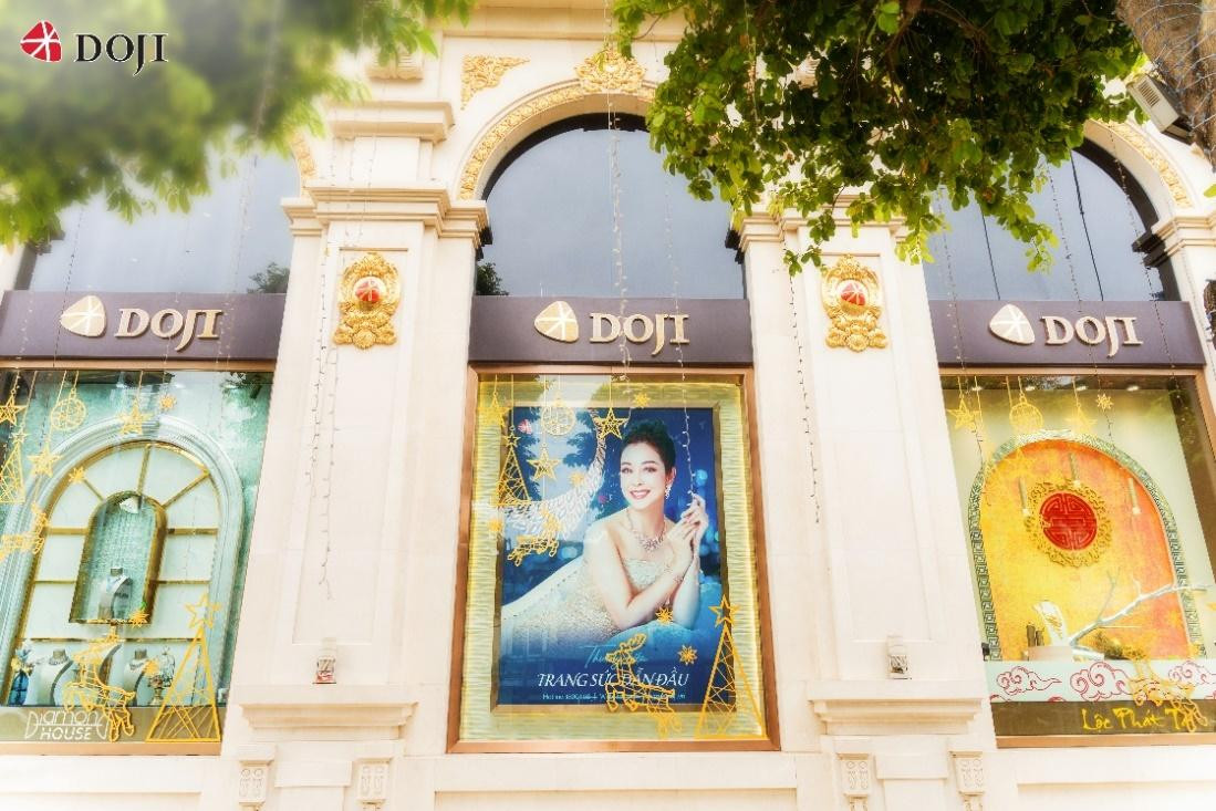 Những ô cửa cũng được trang trí các họa tiết nổi bật mùa Giáng sinh với tông màu vàng đồng Những ô cửa cũng được trang trí các họa tiết nổi bật mùa Giáng sinh với tông màu vàng đồng