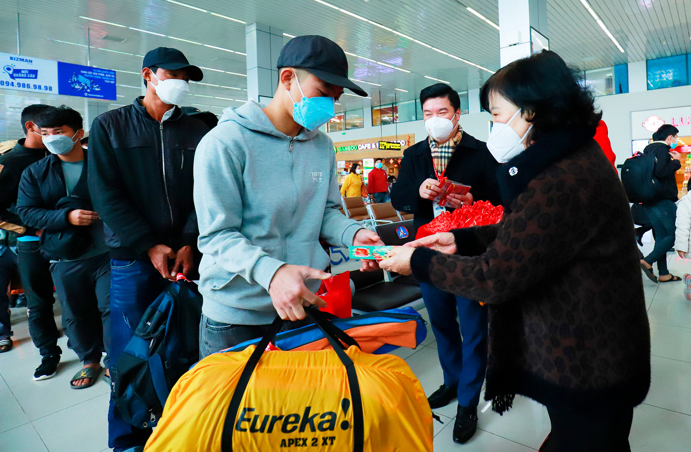 Chủ tịch HĐQT Nguyễn Thị Thanh Hà chúc tết hành khách trong chuyến bay dịp tết 2022 (ảnh: T.H) Chủ tịch HĐQT Nguyễn Thị Thanh Hà chúc tết hành khách trong chuyến bay dịp tết 2022 (ảnh: T.H)