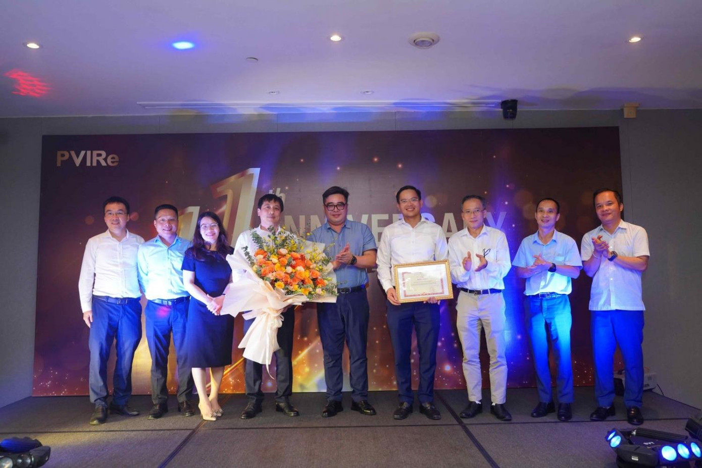 Ông Ngô Việt Trung - Cục Trưởng Cục Quản lý, giám sát bảo hiểm Bộ Tài chính trao tặng Bằng khen của Bộ trưởng Bộ Tài chính cho ban lãnh đạo PVI Re