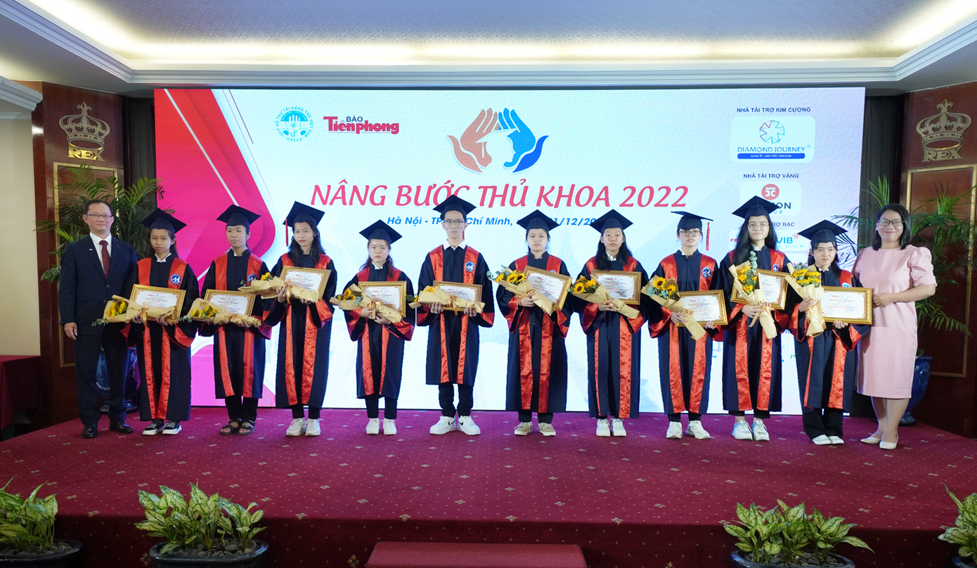 Ông Joseph Low, Chủ tịch Keppel Land Việt Nam (đầu tiên, bên trái) trao học bổng cho các sinh viên tại chương trình Nâng Bước Thủ Khoa Ông Joseph Low, Chủ tịch Keppel Land Việt Nam (đầu tiên, bên trái) trao học bổng cho các sinh viên tại chương trình Nâng Bước Thủ Khoa