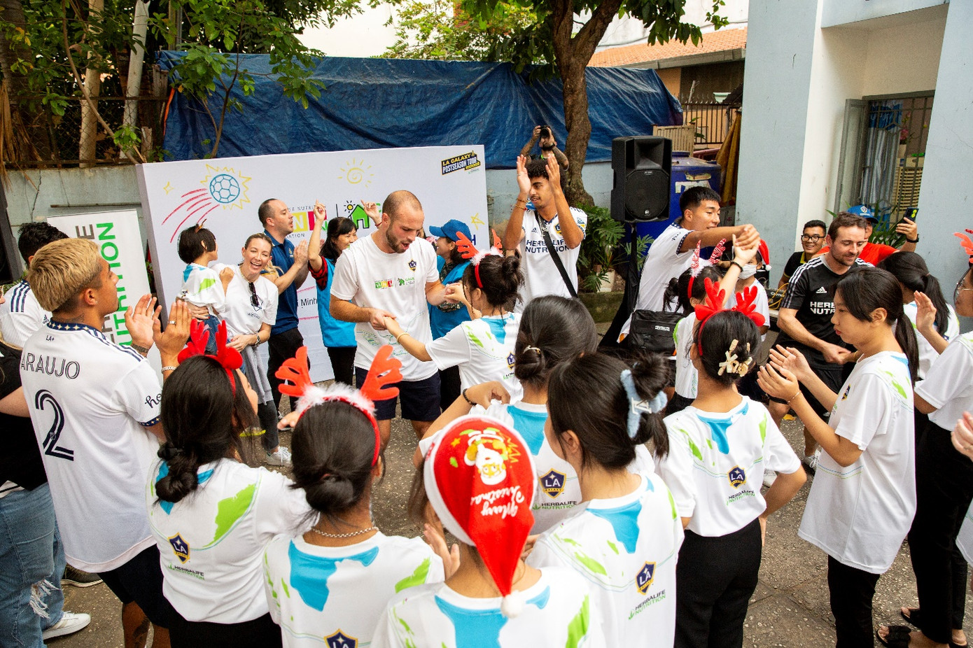 Câu lạc bộ L.A Galaxy (Mỹ) đã đến thăm Mái ấm Bà Chiểu và trao tặng 30.000 USD cho Hội Phụ nữ từ thiện TP.HCM