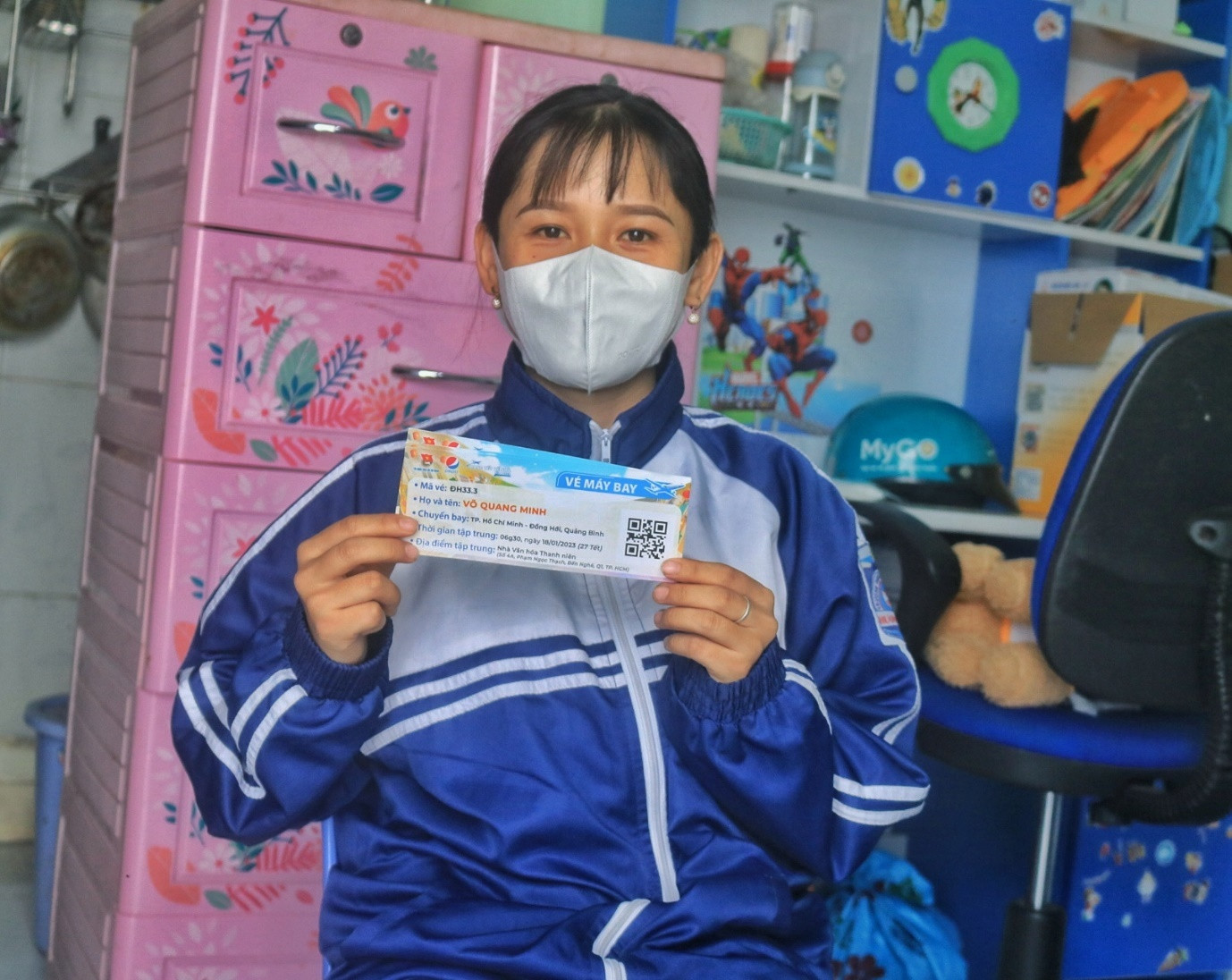 Chị Oanh nâng niu từng chiếc vé máy bay nhận được từ chương trình “Mang tết về nhà 2023” Chị Oanh nâng niu từng chiếc vé máy bay nhận được từ chương trình “Mang tết về nhà 2023”