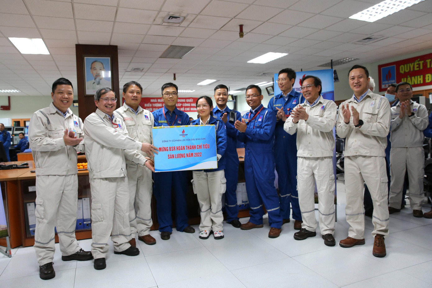 Ban lãnh đạo Công ty tặng quà động viên NLĐ BSR đang làm việc tại Phòng Điều khiển Trung tâm NMLD Dung Quất