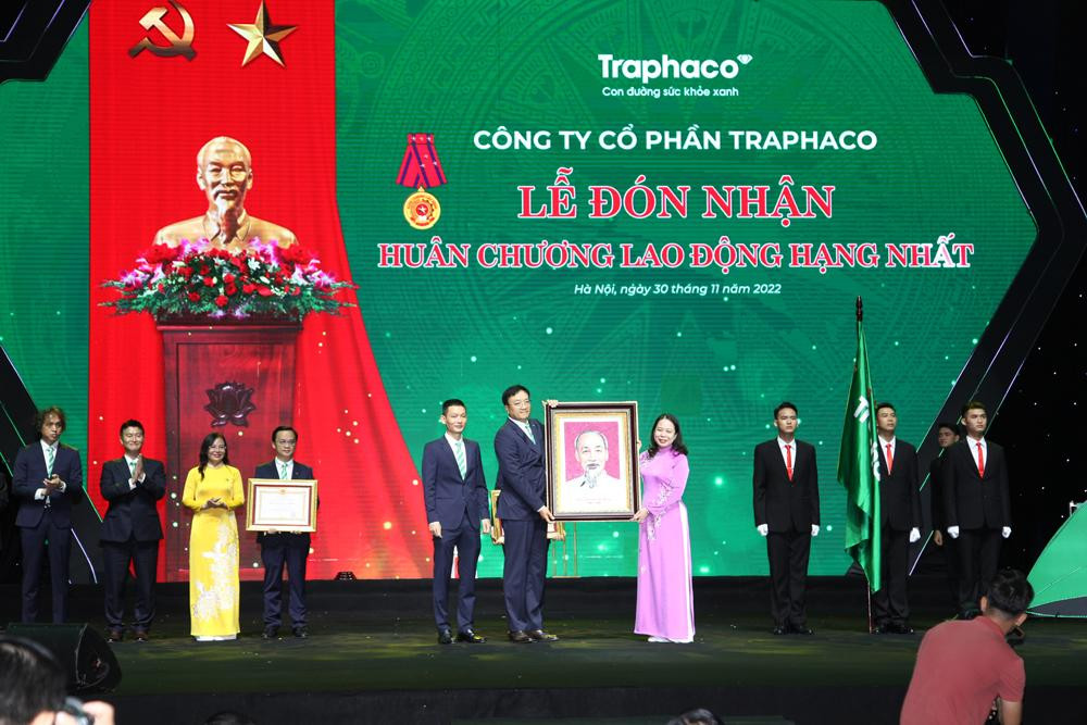 Phó Chủ tịch nước Võ Thị Ánh Xuân trao tặng ảnh Chủ tịch Hồ Chí Minh cho Công ty cổ phần Traphaco
