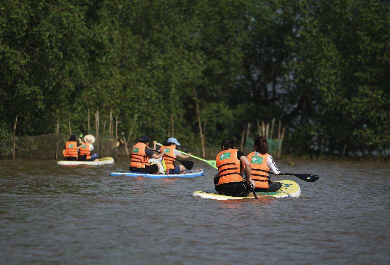 Cặp kính cận không còn là sự vướng bận đối với các bạn trẻ.