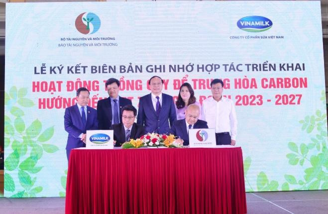 Đại diện Vinamilk và Báo Tài nguyên và Môi trường (TN&amp;MT) ký biên bản ghi nhớ hợp tác cho dự án trồng cây hướng đến Net Zero