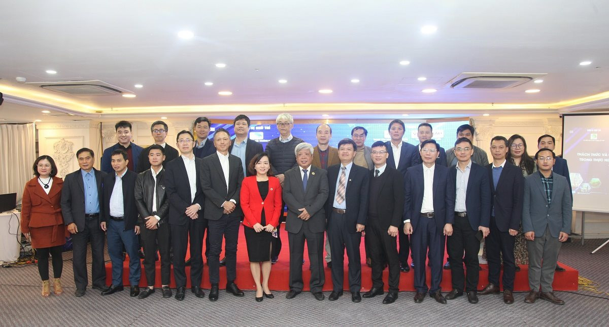 Các đại biểu tham dự Diễn đàn chụp ảnh lưu niệm