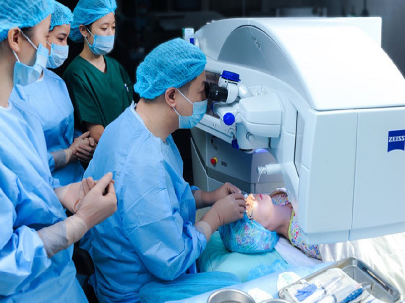 Phẫu thuật trên hệ thống máy mổ hiện đại nhất, giảm tối đa biến chứng sau phẫu thuật và đơn giản hóa các bước chăm sóc sức khỏe mắt trước phẫu thuật