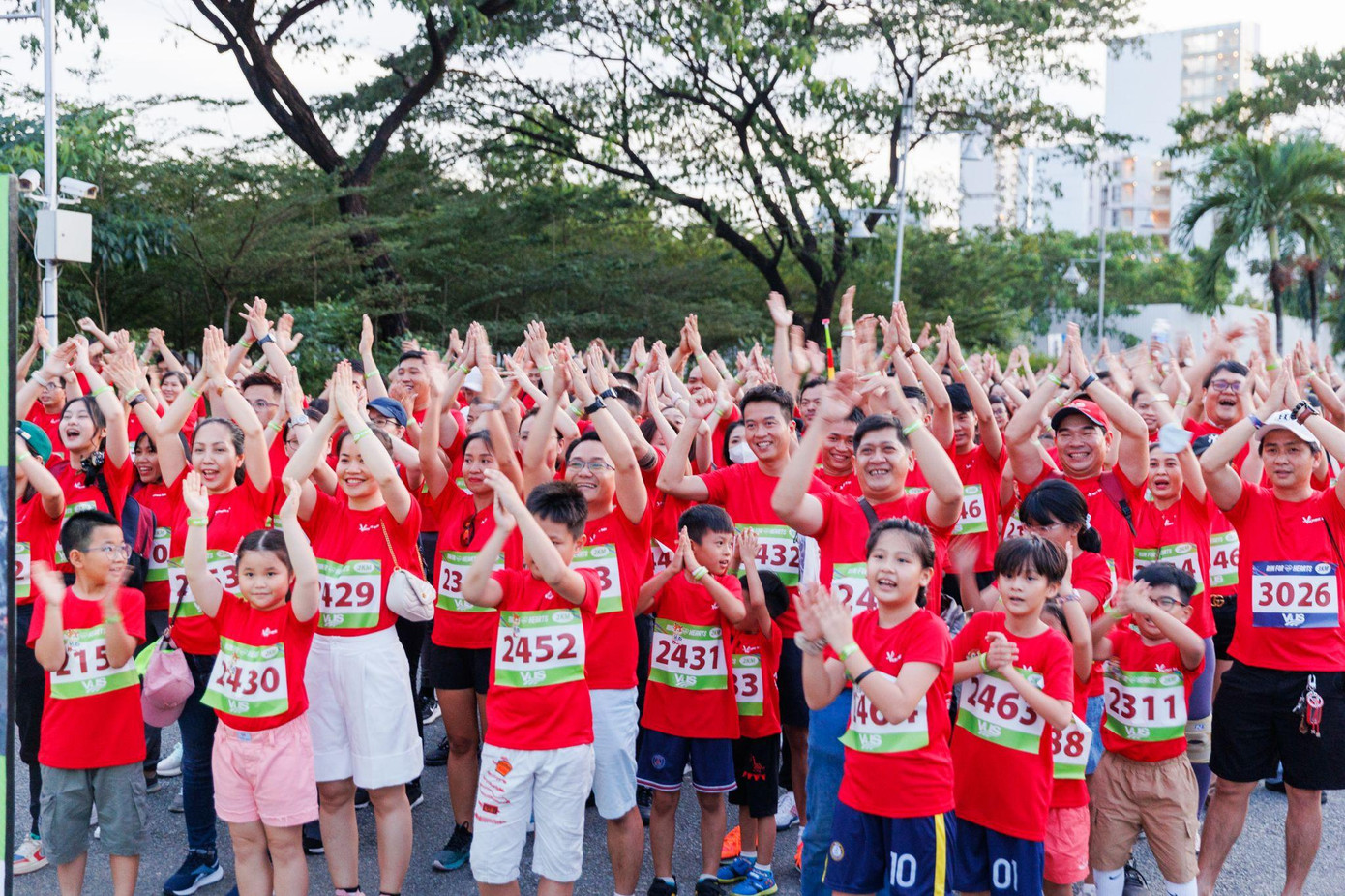 Đường chạy “Run For Little Hearts” diễn ra ngày 4/12 với sự tham gia của hơn 600 nhân viên, giáo viên VUS cùng gia đình, bạn bè.