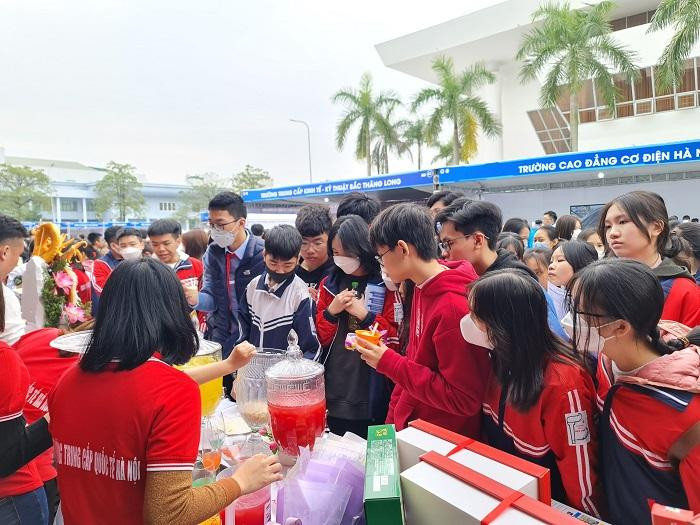 Hoạt động trưng bày, giới thiệu sản phẩm thực hành pha chế đồ uống, làm bánh đến các em học sinh của Trường Trung cấp Quốc tế Hà Nội