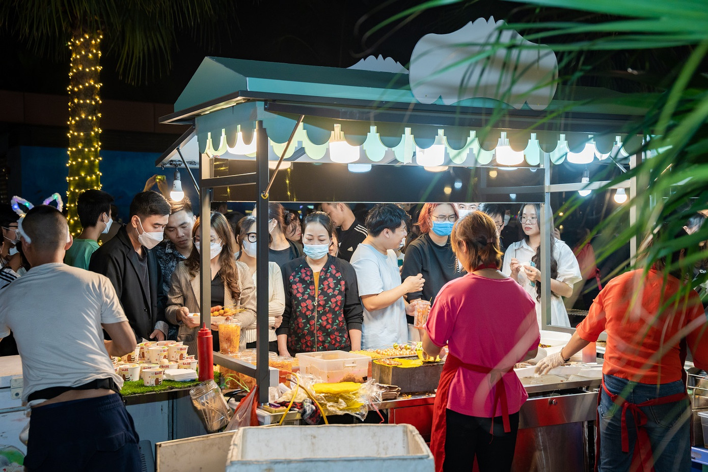 Hơn 100 gian hàng ẩm thực đủ mọi nền văn hoá và vùng miền sắp đón bạn tại phố đi bộ – chợ đêm Grand Park.