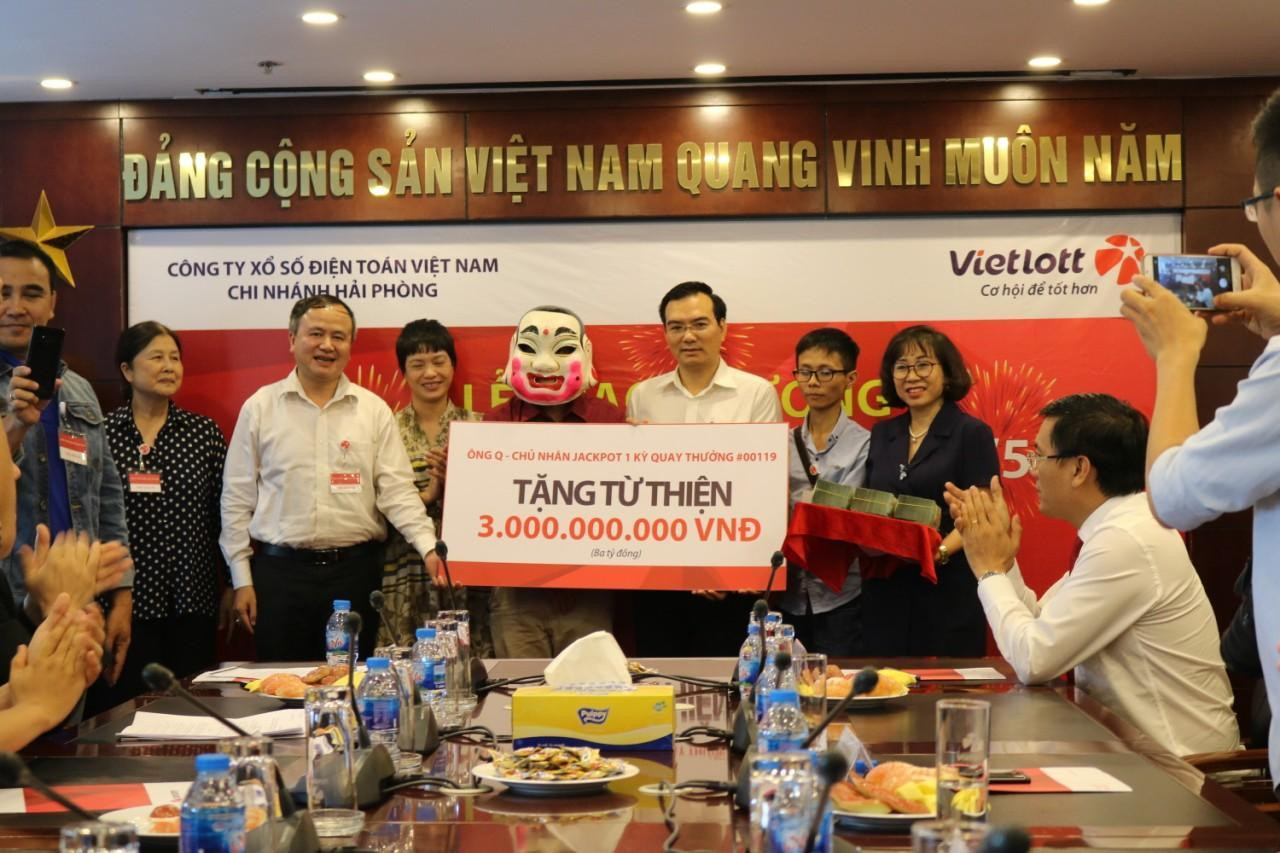 Ông Q. là một trong hàng trăm tỉ phú Jackpot trích một phần tiền thưởng để đóng góp từ thiện. Ông Q. là một trong hàng trăm tỉ phú Jackpot trích một phần tiền thưởng để đóng góp từ thiện.