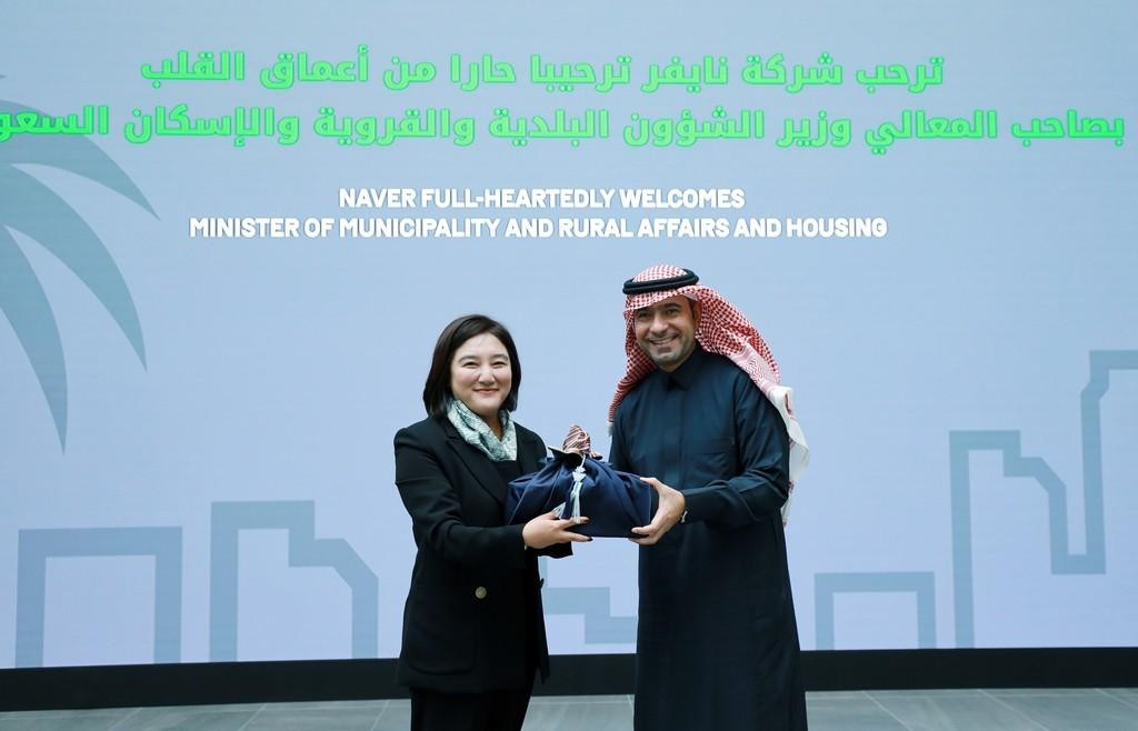Giám đốc Đối ngoại của NAVER bà Chae Seon Ju đón tiếp Bộ trưởng Bộ Quản lý và Phát triển Đất đai, Đô thị và Nông thôn Ả Rập Xê Út Majed Al-Hogail