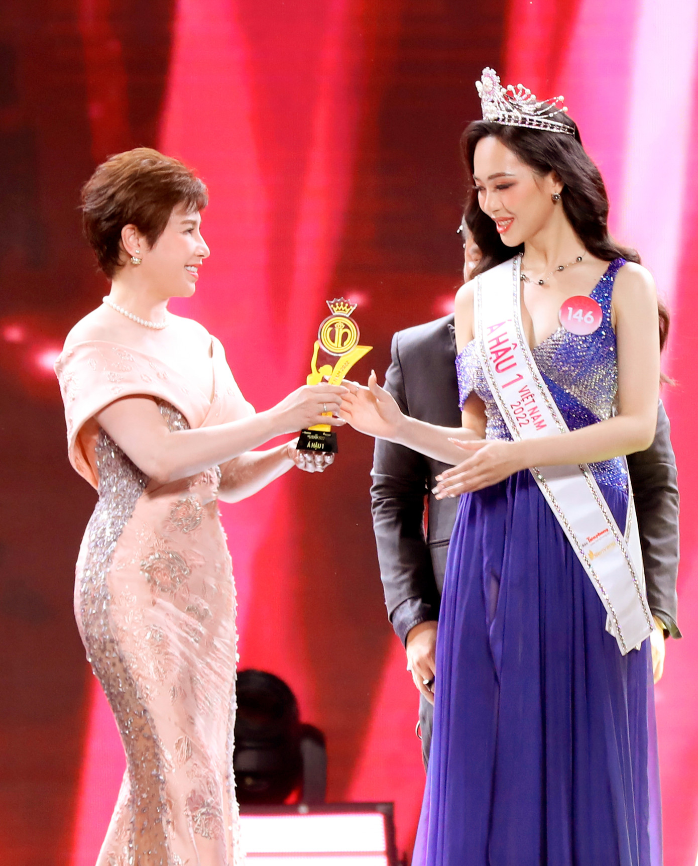 Phó Chủ tịch Hội đồng Cố vấn Hoa hậu Việt Nam 2022 trao cúp cho Á hậu 1 Phó Chủ tịch Hội đồng Cố vấn Hoa hậu Việt Nam 2022 trao cúp cho Á hậu 1