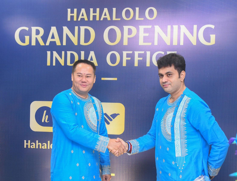 Ông James Đặng (trái) và ông Sourav - đại diện văn phòng Hahalolo tại Ấn Độ - trong ngày khai trương.