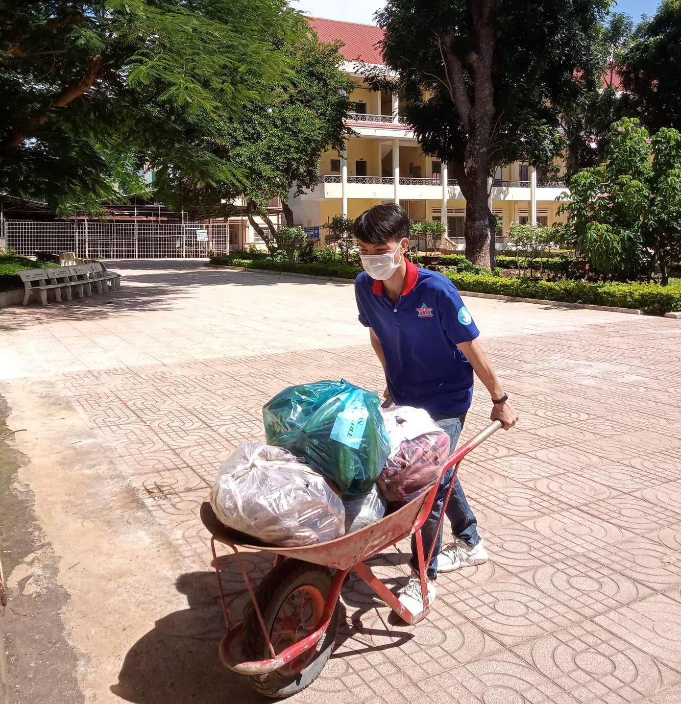 Anh Thái vận chuyển rau củ hỗ trợ sinh viên trong đại dịch COVID-19