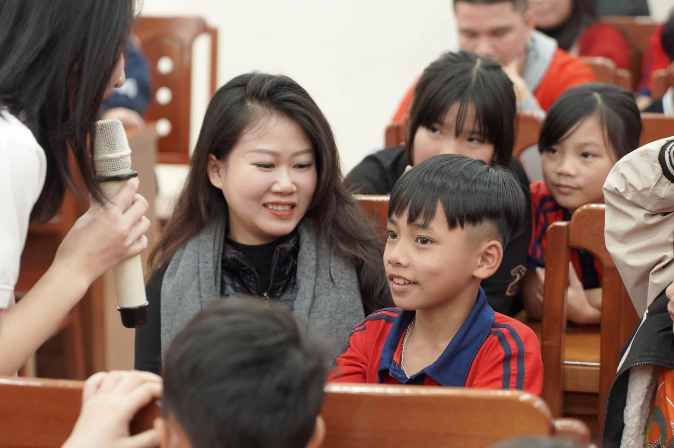 Niềm vui lấp lánh trong ánh mắt trẻ thơ.