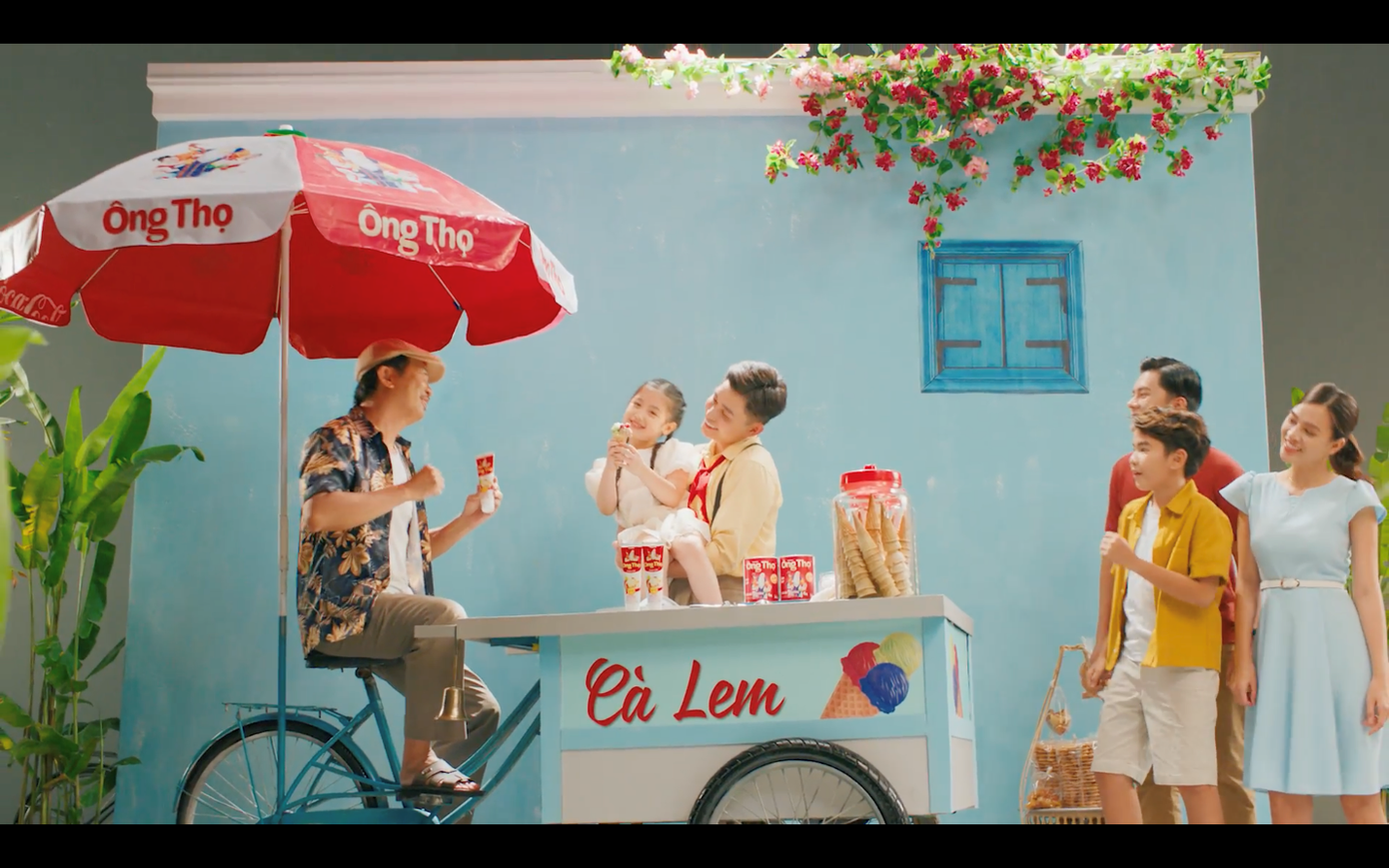 Cả tiếng leng keng của chú bán kem ngày đó cũng rất thân thương, gần gũi và đầy yêu thương. Cả tiếng leng keng của chú bán kem ngày đó cũng rất thân thương, gần gũi và đầy yêu thương.