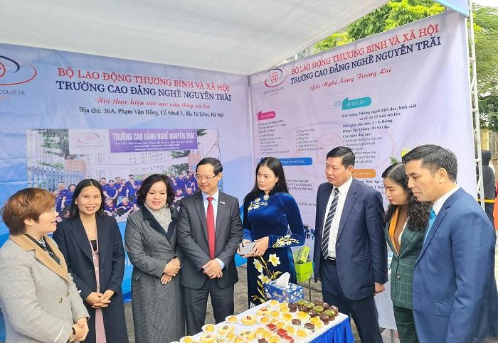 Các đại biểu tham quan các gian hàng