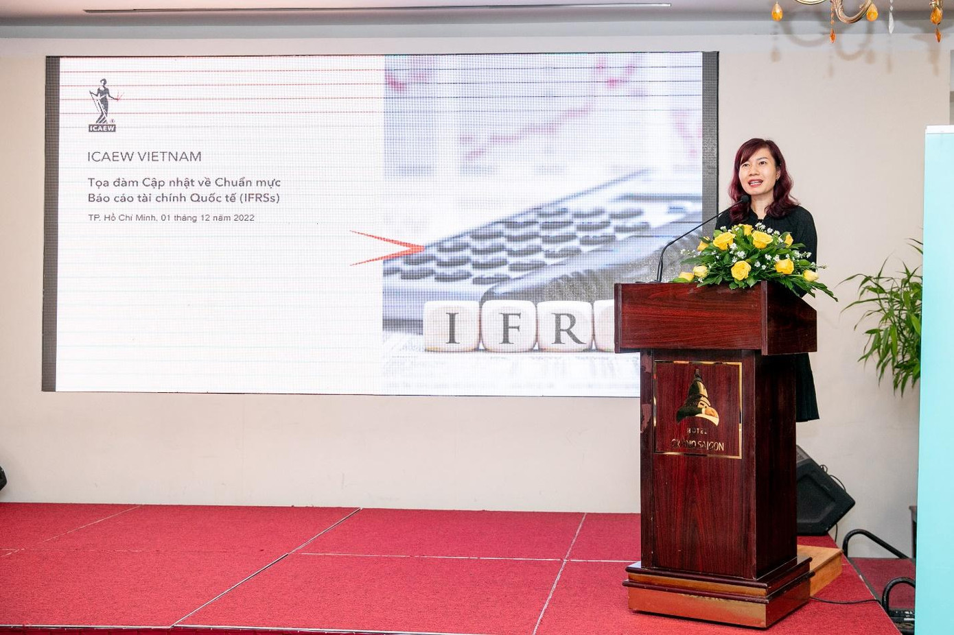 Bà Đặng Thị Mai Trang, Trưởng đại diện ICAEW Việt Nam chia sẻ tại buổi tọa đàm