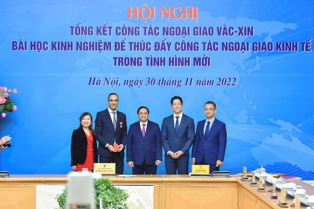 Pfizer Việt Nam đón nhận bằng khen của Thủ tướng Chính phủ về những đóng góp quan trọng trong công tác phòng, chống đại dịch COVID-19 tại Việt Nam năm 2021.