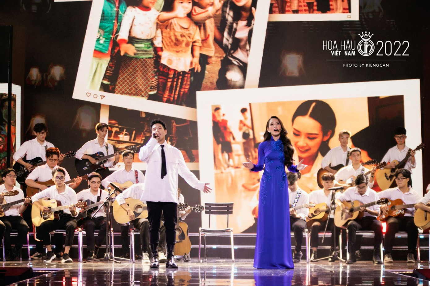 Ca sĩ Quân AP, Hoa Hậu Mai Phương cùng dàn đồng ca sinh viên Hutech