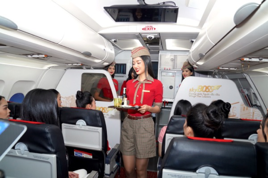 Các cô gái được thử hóa thân thành tiếp viên hàng không Vietjet và thực hiện các công việc của một tiếp viên hàng không chuyên nghiệp Các cô gái được thử hóa thân thành tiếp viên hàng không Vietjet và thực hiện các công việc của một tiếp viên hàng không chuyên nghiệp
