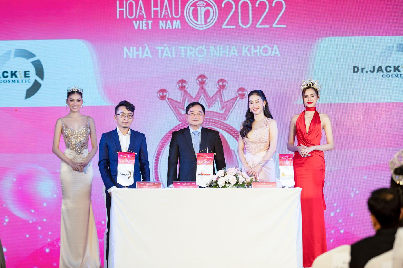 Nghi thức ký kết hợp tác giữa đại diện Ban tổ chức cuộc thi và đại diện Nha khoa Dr. Jackie Nghi thức ký kết hợp tác giữa đại diện Ban tổ chức cuộc thi và đại diện Nha khoa Dr. Jackie