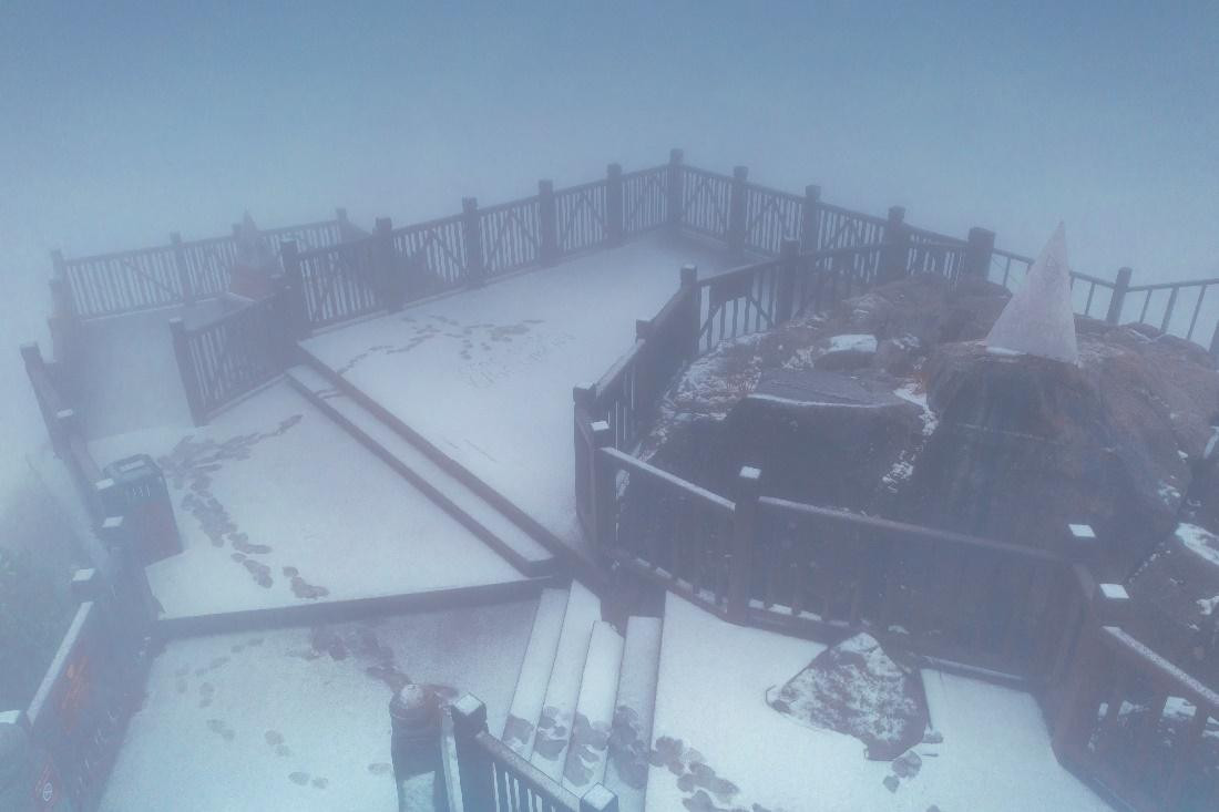 Ngay từ 5h sáng, toàn bộ đỉnh Fansipan đã ghi nhận hiện tượng tuyết rơi dày. Chỉ sau 3h đồng hồ, tuyết đã nhuộm trắng khiến cả quần thể tâm linh tại Sun World Fansipan Legend đẹp như bức tranh trong câu chuyện cổ tích.